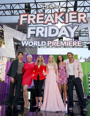 lindsaylohanphotos_ff_lapremiere_presenting_28929.jpg