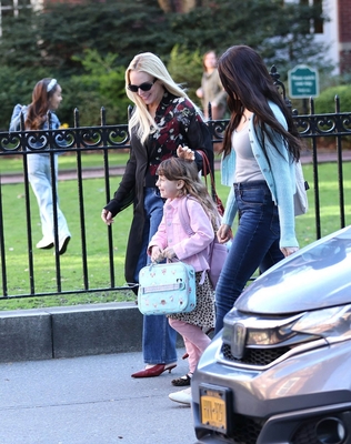 Click to view full size image
==============
lindsaylohanphotos_countmylies_set_2813629.jpg lindsaylohanphotos_countmylies_set_2813629.jpg