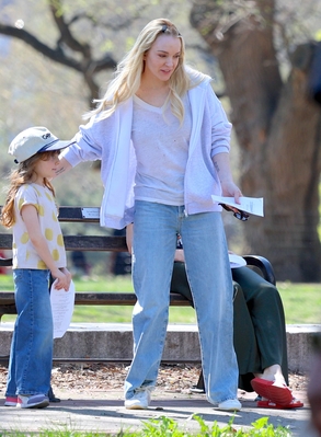 Click to view full size image
==============
lindsaylohanphotos_countmylies_set_april14_287529.jpg lindsaylohanphotos_countmylies_set_april14_287529.jpg